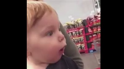 شاهد شعور طفل بحضوره أول كريسماس