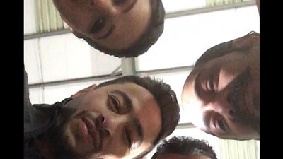 صورة كوميدية تجمع حمادة هلال ويسرا اللوزي في كواليس «شنطة حمزة»