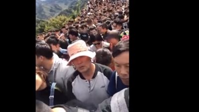 طوفان من البشر يغزو سور الصين العظيم (فيديو)