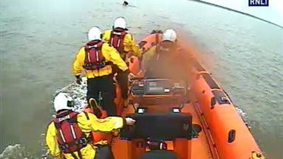 «إديني عمر وارميني في البحر».. لحظة إنقاذ امرأة من الغرق (فيديو)