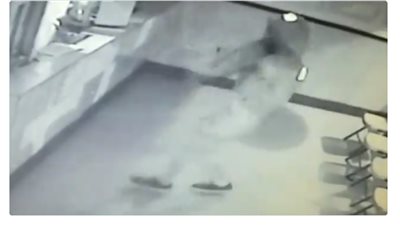 «طوبة» ترتد بوجه لص حاول رميها في زجاج مطعم (فيديو)