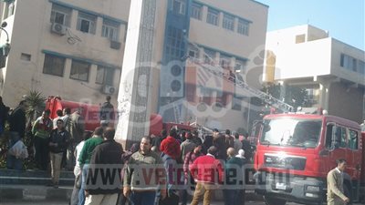 بالصور.. تدعيم مبنى محافظة الشرقية بخمس عربات إطفاء للسيطرة على الحريق