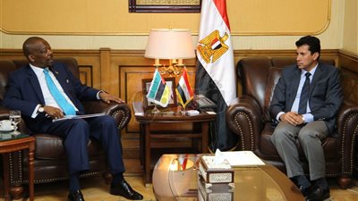 وزير الرياضة يستقبل سفير موزمبيق