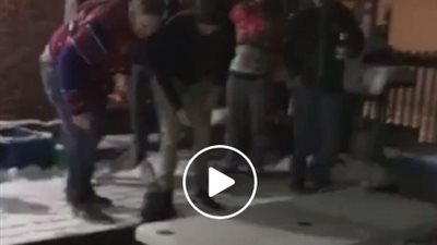 سقوط مروع لشاب بسبب المزاح مع أصدقائه (فيديو)