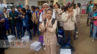 بالصور.. تلاميذ قنا يستقبلون زكي بدر بهتافات: «تحيا مصر»