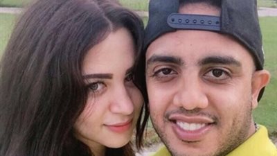 أوس أوس ينشر صورة رومانسية جديدة تجمعه بزوجته