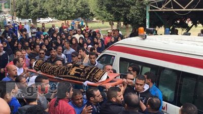 بالفيديو.. انهيار والدة بطلة المصارعة بالإسماعيلية في جنازة ابنتها