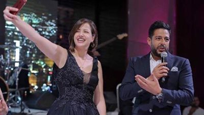 محمد حماقي يتغزل في منى فاروق (فيديو قديم)