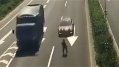 نهاية مفجعة لرجل متهور يسير وسط طريق سريع (فيديو)