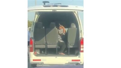 لحظة اعتداء مشرفة على طالب بالضرب المبرح بالكويت (فيديو)