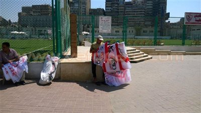 بالصور.. انتشار بائعي الأعلام بمحيط الزمالك قبل تسليم تذاكر مباراة الوداد