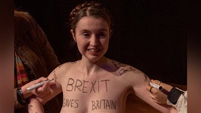 أكاديمية بريطانية تتعرى احتجاجا على الخروج من الاتحاد الأوروبي