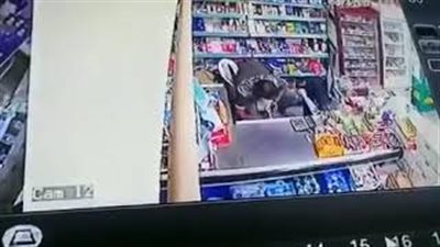 لحظة سرقة لصين سوبر ماركت بجدة (فيديو)