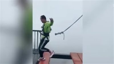 متهور ينجو من الموت بأعجوبة على جسر معلق عال (فيديو)