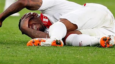 نقل لاعب منتخب بيرو للمستشفى بعد إصابة قوية في الرأس بروسيا