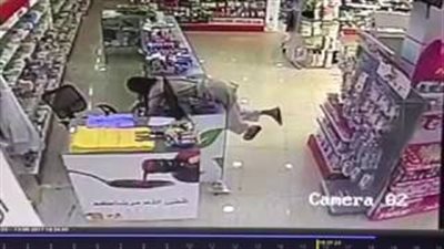 بالفيديو.. لحظة سرقة صيدلية في نهار رمضان