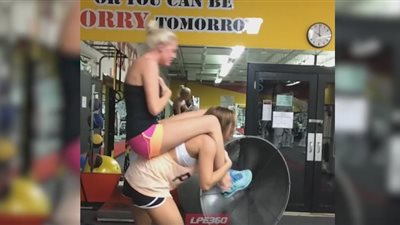 بالفيديو.. أشخاص يتعرضون لسقطات مروعة أثناء ممارسة الرياضة