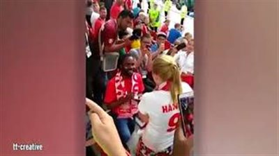 رد فعل فتاة عرض عليها شاب الزواج أثناء مباراة السنغال وبولندا (فيديو)
