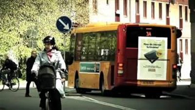 بالفيديو.. دنماركيون يكرمون سائقا صوماليا داخل أتوبيس في عيد ميلاده