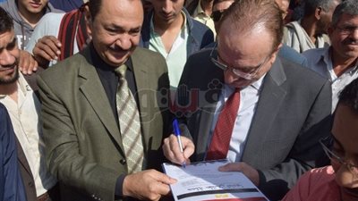 بالصور.. محافظ بني سويف يوقع على استمارة «علشان تبنيها»
