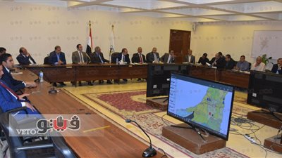 بالصور.. محافظ بني سويف يجتمع بلجنة تفتيش القمح