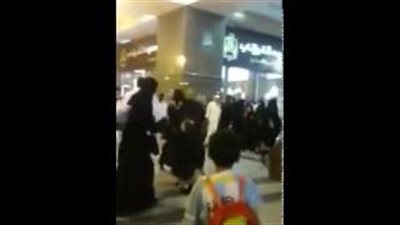 بالفيديو.. خناقة بين متسولتين بالحرم المكي والنساء تتدخل لفضها