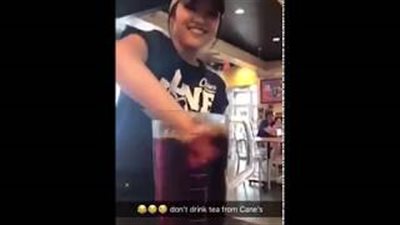 تصرف مقزز لعاملة يتسبب في طردها من العمل (فيديو)