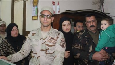 «إلى جنة الخلد يا أبي».. طفل يودع والده الشهيد في الشرقية (صور)