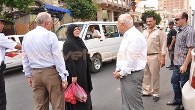 محافظ بورسعيد يفرض غرامات على محال وضعت حواجز أمامها