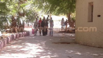 بالصور.. أمن حديقة الأسماك يلتقط صورا تذكارية مع سائحة