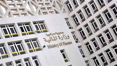 المالية: وقف التعامل مع المستوردين غير الملتزمين وإدراجهم بالقائمة 