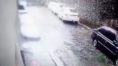 انهيار جدار أعلى سيارات متوقفة (فيديو)