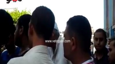 بالفيديو.. مشادة بين مشجع ومدير نادي الزمالك بسبب «الجلابية»