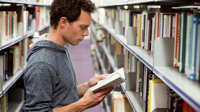 الشاب الفرنسي يقرأ 6 كتب في 3 أشهر