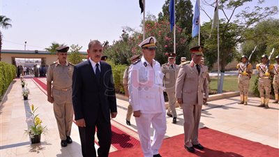 محافظ أسيوط يشارك في وضع إكليل الزهور على قبر الجندي المجهول