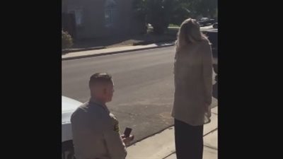 بالفيديو.. شرطي يطلب الزواج من حبيبته بطريقة أصابتها بالصدمة