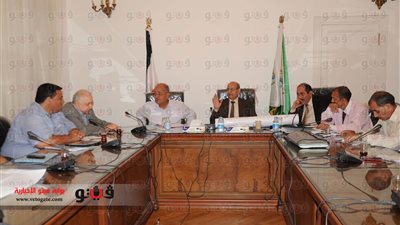 محافظ الجيزة يفرض غرامات تأخير على شركات المقاولات غير الملتزمة