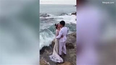 بالفيديو.. قبلة تضع عروسين في موقف محرج بحفل الزفاف