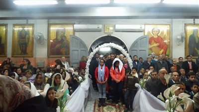 أقباط السويس يتوافدون على الكنائس لأداء قداس عيد القيامة (صور)