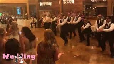 شاهد.. أقوى تحد في الرقص بين عروسين وأصدقائهما