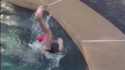 بالفيديو.. سقوط مروع لطفلة أثناء قفزها في حمام السباحة