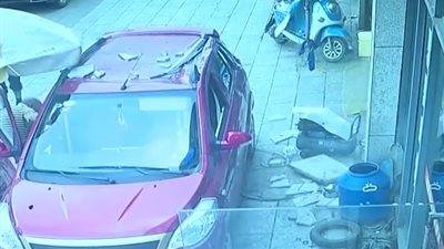 لحظة سقوط قطعة رخام أعلى سيارة (فيديو)