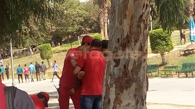 بالصور.. الهلال الأحمر يطعم الأطفال بالحديقة الدولية