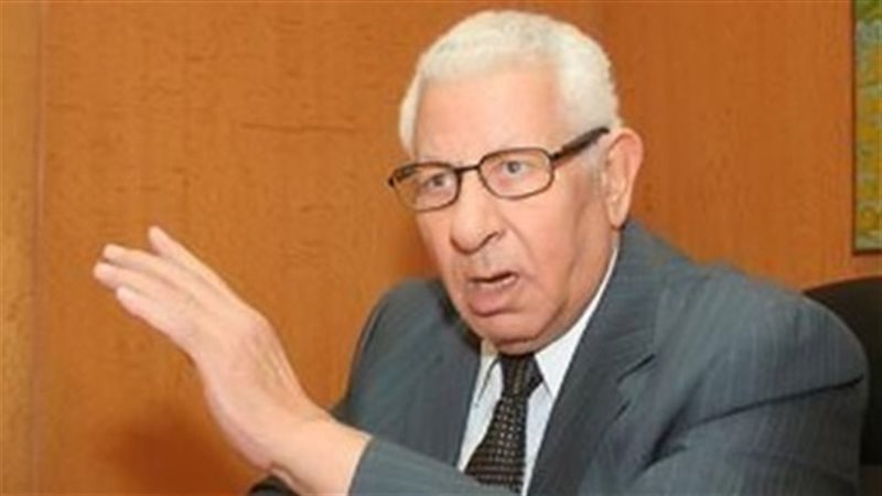  الكاتب الصحفي مكرم