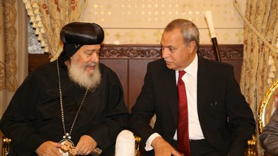 محافظ قنا يزور مطرانية الأقباط الأرثوذكس للتهنئة بعيد القيامة (صور)