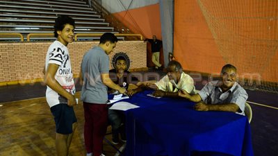 بالصور.. مسئولو الزمالك يسلمون الجماهير تذاكر مباراة الوداد