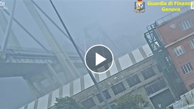 لحظة انهيار كوبري بعدد من السيارات (فيديو)