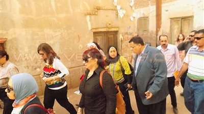 وفد وزارة التعليم الألمانية يتفقد المناطق العشوائية بأسيوط