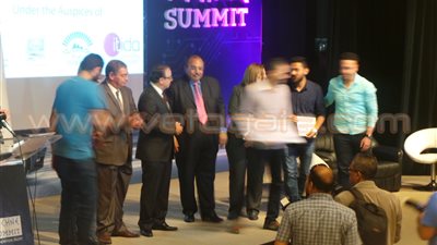 بالفيديو.. وزير الاتصالات يكرم الفائزين في مسابقة «hack4alex»