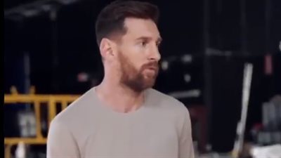 ميسي يرد على مهارة محمد صلاح بلمسة ساحرة في تصويب الكرة (فيديو)